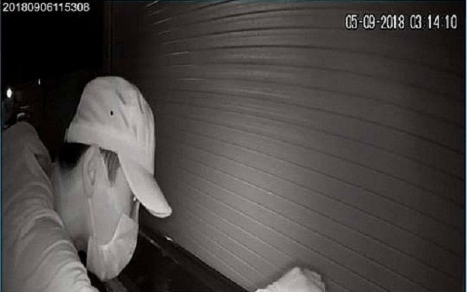 Chủ tiệm vàng treo thưởng 50 triệu đồng để truy tìm tên trộm Ảnh 2