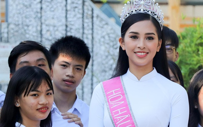 Hoa hậu Tiểu Vy dự lễ chào cờ, trao học bổng ở trường cũ tại Hội An Ảnh 2