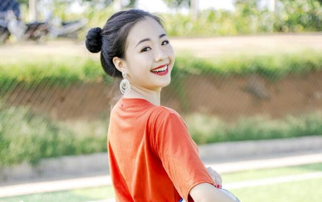 Nữ sinh ĐH Vinh gây sốt vì quá xinh khi bị phạt trước lớp: 'Clip quay xa nên mọi người mới thấy mình đẹp thôi' Ảnh 2