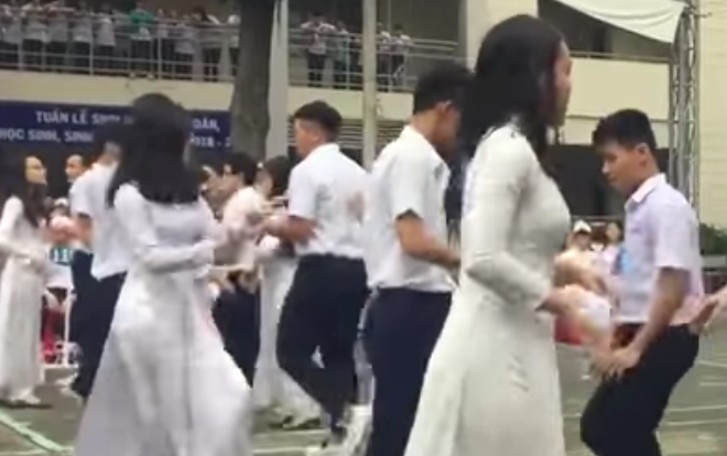 'Góc trường người ta': Thể dục giữa giờ cũng 'chất ngất' thế này đây Ảnh 2