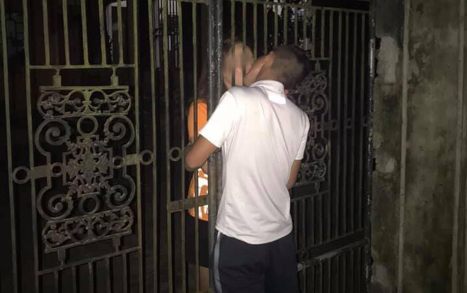 Nụ hôn qua song sắt của cặp đôi khiến cư dân mạng trở thành đạo diễn phim bất đắc dĩ Ảnh 2