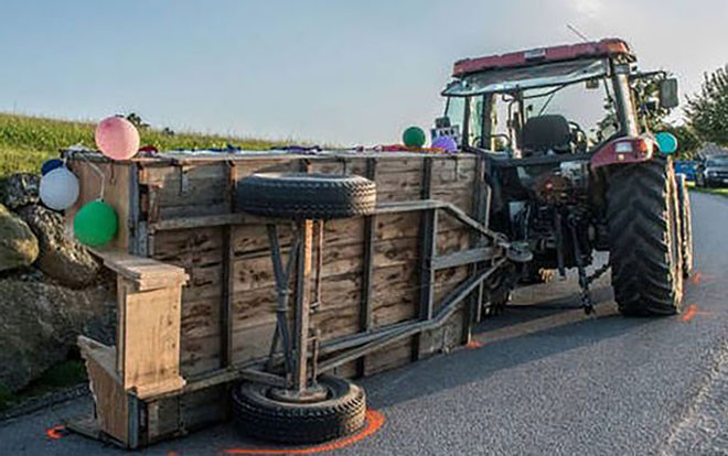 Thảm kịch ngày cưới: Cô dâu tử vong, 12 người bị thương vì bị xe kéo của em trai lật úp vào người Ảnh 2