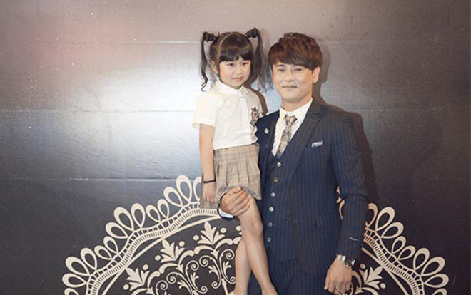 Hiếm khi xuất hiện trước đám đông, con gái Ưng Đại Vệ đáng yêu 'siêu cấp' thu hút nhiều chú ý Ảnh 2