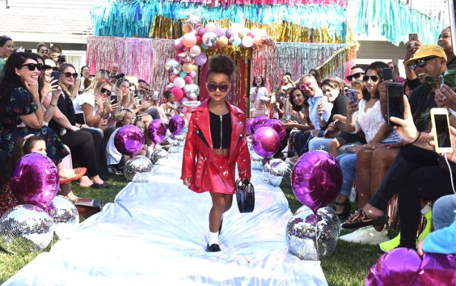 Con gái rượu của Kim Kardashian lần đầu tiên sải bước trên sàn diễn thời trang Ảnh 2