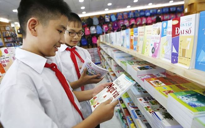 Bộ GD&ĐT yêu cầu giáo viên không để học sinh viết, vẽ vào SGK: Chuyên gia, giáo viên, phụ huynh phản ứng thế nào? Ảnh 2
