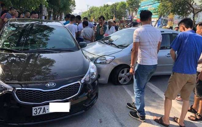 Tài xế thoát chết hy hữu khi ô tô bị xe khác chạy ngang qua nổ lốp tông trúng Ảnh 2