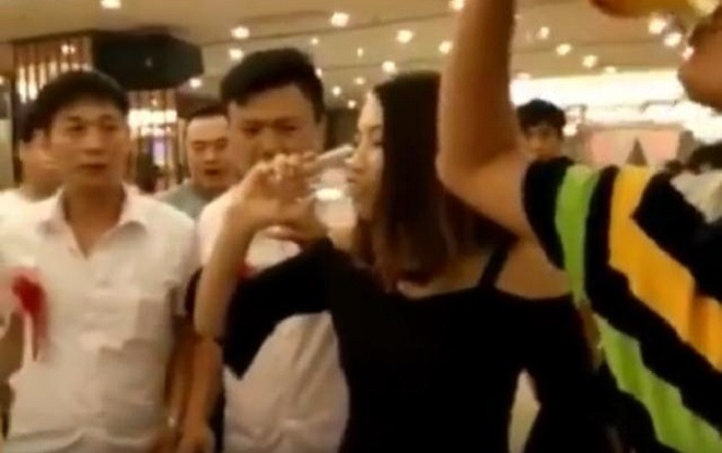 Phù dâu phải trả giá bằng cả tính mạng sau khi bị thách uống rượu trong đám cưới bạn thân Ảnh 2