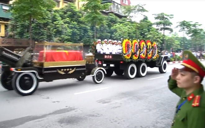 Di quan linh cữu Chủ tịch nước qua nhiều tuyến phố ở Hà Nội Ảnh 2