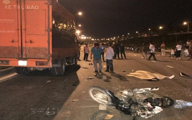 Xe thư báo đổ dốc cán người đàn ông đi xe máy tử vong thương tâm Ảnh 2