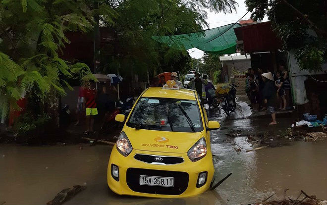 Tài xế taxi mất tích khi qua cầu lúc mưa lớn Ảnh 2