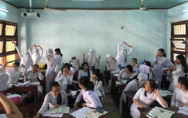 Teen Quảng Ngãi hóa 'pho tượng sống' bằng cách vắt tà áo dài lên đầu, kính vẫn đeo trên mắt Ảnh 2
