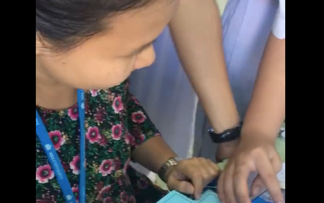 Đáng yêu như cô giáo 'nhà người ta': Giờ ra chơi tranh thủ nhờ học sinh dạy chơi game điện tử Ảnh 2