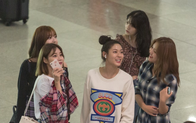 Sức hút của AOA: Đến Việt Nam vào tối muộn vẫn có 'biển fan' đông nghịt kiên nhẫn đợi chờ! Ảnh 2