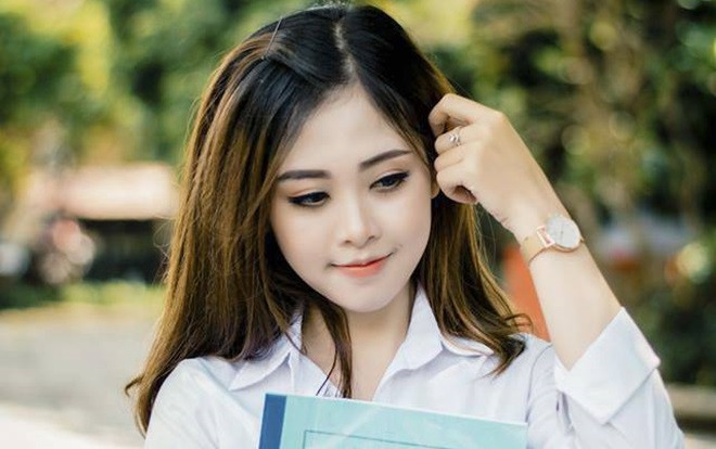 Hóa học là môn đáng sợ đối với bạn? - Quên chuyện đó đi nếu bạn có cô giáo thực tập cực xinh đang gây 'bão' MXH Ảnh 2