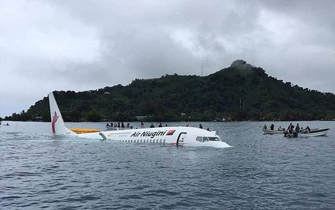 Máy bay trượt khỏi đường băng, lao thẳng xuống biển Ảnh 2