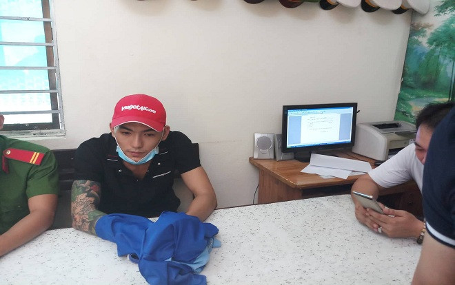 Bắt nam thanh niên lái ô tô đi 'ship' hàng trăm viên ma túy 'lạ' và bóng cười Ảnh 2