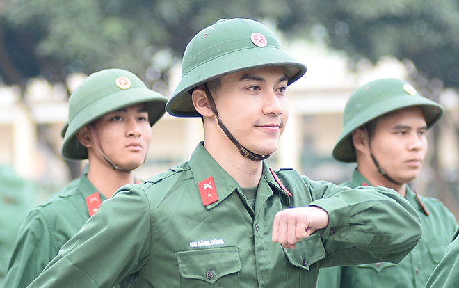 Sao nhập ngũ: Dũng Bino hát 'Hoot' của SNSD khi canh gác, rửa bát cũng hí hửng thuyết trình Ảnh 2