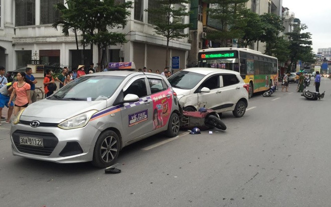 Xe ô tô đâm liên tiếp nhiều xe máy trên đường Tôn Đức Thắng, 3 người nhập viện Ảnh 2
