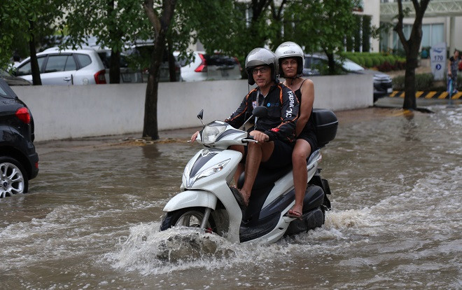 Phố nhà giàu ở Sài Gòn ngập nặng, học sinh được cõng trên lưng cha mẹ để rẽ nước về nhà Ảnh 2