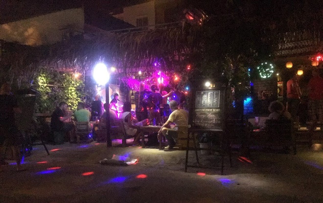 Đột kích quán bar ở Đà Nẵng, phát hiện 18 du khách nước ngoài dương tính với ma túy Ảnh 2