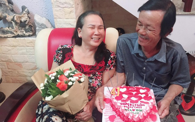 Khoảnh khắc lãng mạn đầy ngưỡng mộ của đôi vợ chồng già kết hôn 41 năm vẫn tình cảm như buổi ban đầu Ảnh 2