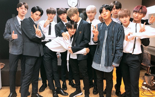 Khoảnh khắc gây phẫn nộ: Staff của Wanna One xô ngã fan nữ mạnh bạo, không thương tiếc Ảnh 2