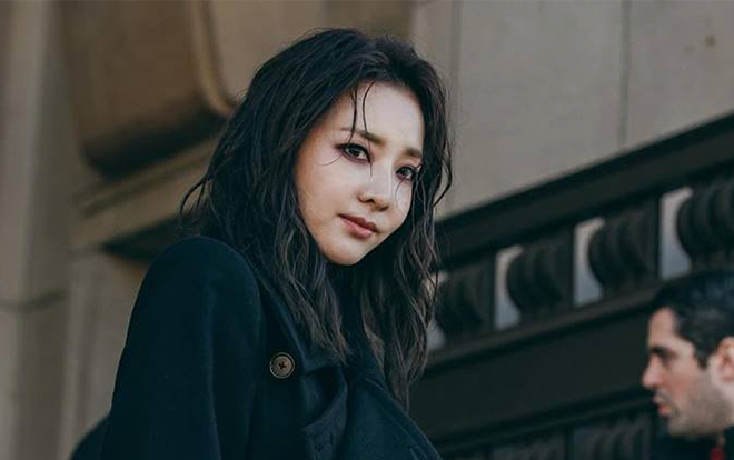 Rời 2NE1, Sandara xuất hiện tại Paris với vẻ sắc sảo 'mê hoặc' lòng người Ảnh 2