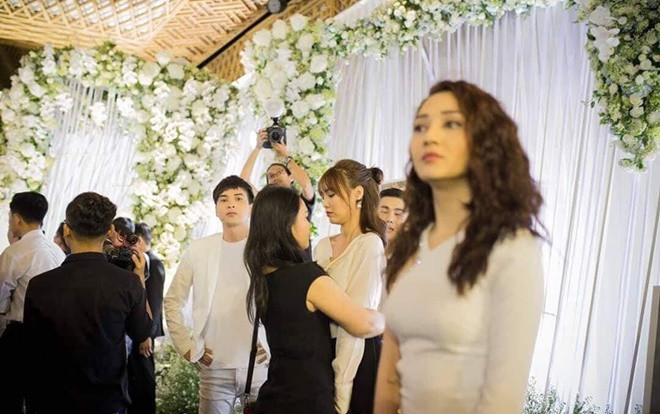 Hồ Quang Hiếu nhìn Bảo Anh đắm đuối trong lễ cưới Trường Giang: ‘Đang định hỏi thuốc làm trắng da…’ Ảnh 2