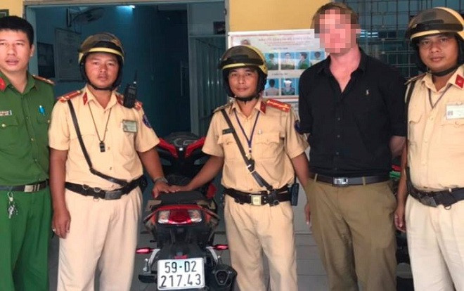 CSGT chặn bắt người nước ngoài chạy xe máy trộm cắp trên phố Sài Gòn Ảnh 2