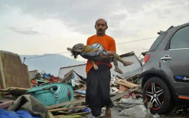 Gần 400 người chết, hàng nghìn tòa nhà hư hại do động đất kèm sóng thần ở Indonesia Ảnh 2