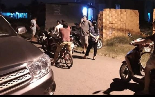 Phát hiện thi thể người phụ nữ trên bãi đất trống, bên cạnh có hai lọ thuốc Ảnh 2