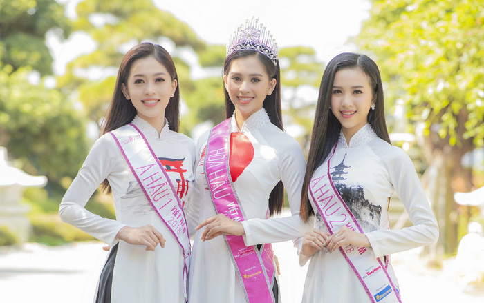 Hoa hậu Trần Tiểu Vy diện áo dài xinh như mộng, khoe dáng thon khi đứng cạnh loạt sumo tròn trịa Ảnh 2