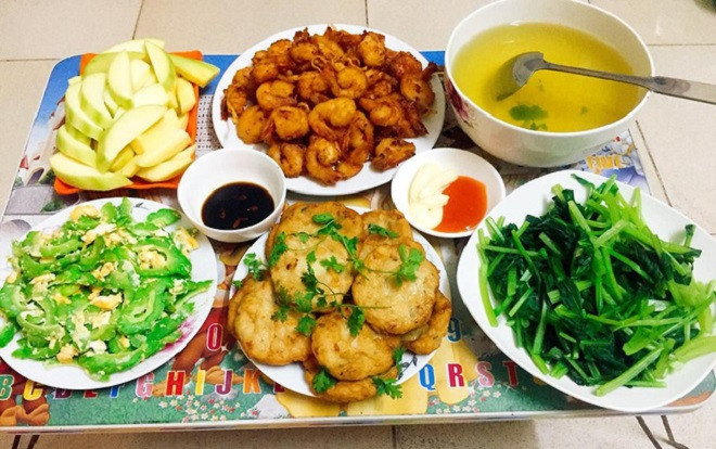 Người vợ trẻ tiết lộ bí quyết sống tiết kiệm ở Hà Nội với mâm cơm đầy đủ dinh dưỡng chưa tới 20k Ảnh 2