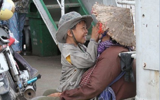 Bức ảnh 'nụ cười vô tư của cậu bé ăn xin và hành động vuốt má người mẹ đầy trìu mến' khiến bao người cảm thấy ấm lòng Ảnh 2