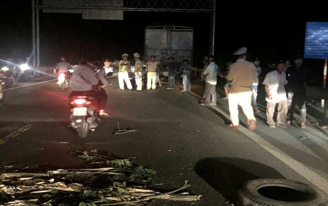 Tông vào đuôi ôtô tải đỗ bên đường, nam thanh niên tử vong thương tâm Ảnh 2