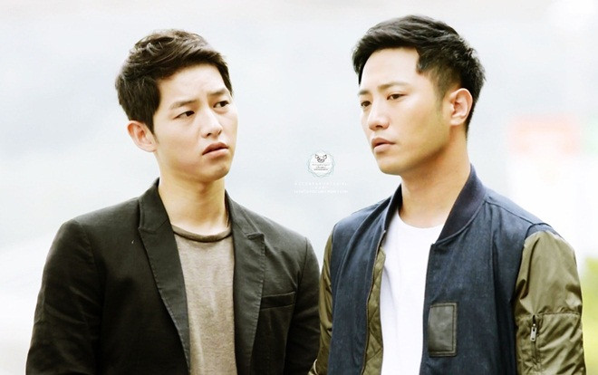 Lật lại 9 khoảnh khắc 'tình tứ' của Song Joong Ki và Jin Goo trong 'Hậu duệ mặt trời' Ảnh 2