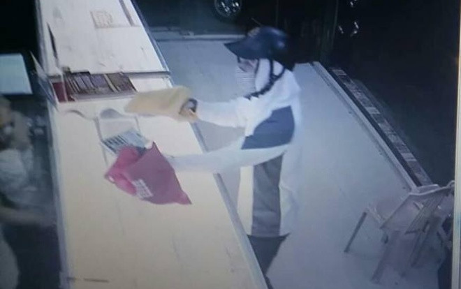 Nam thanh niên bịt kín mặt cầm theo vật giống súng giả vờ vào tiệm mua vàng cướp tài sản Ảnh 2