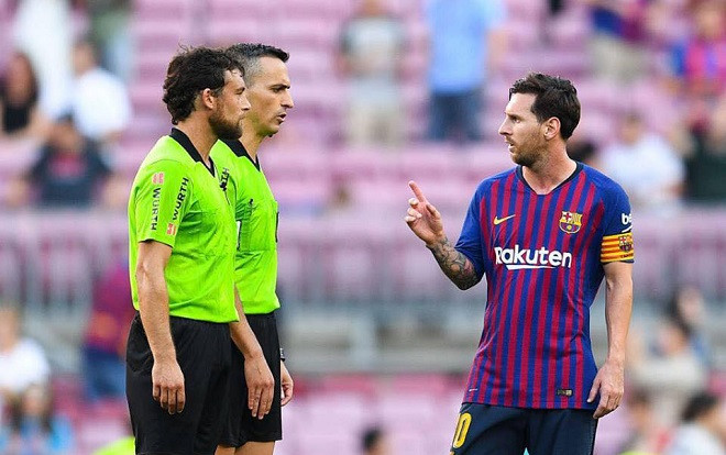 Messi đã dằn mặt trọng tài trên sân như thế nào? Ảnh 2
