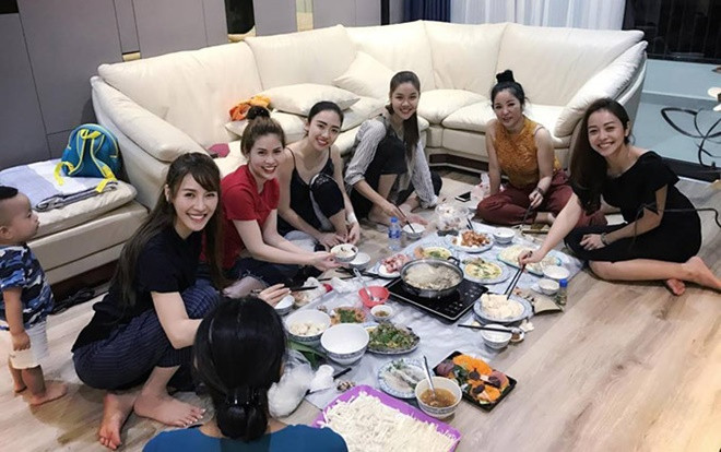 Vợ Việt Anh và Quế Vân thân thiết với nhau quanh nồi lẩu toàn ngôi sao Ảnh 2