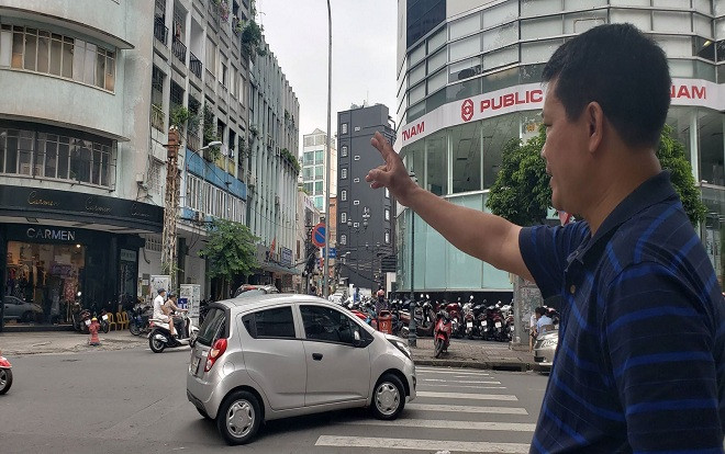 Đang băng qua đường, người đàn ông bị kẻ cướp áp sát giật túi xách chứa hàng trăm triệu đồng ở Sài Gòn Ảnh 2