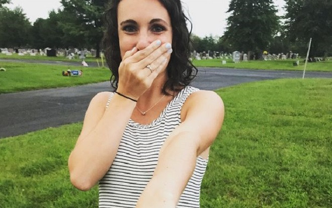 Chàng trai cầu hôn bạn gái trước mộ người cha quá cố Ảnh 2