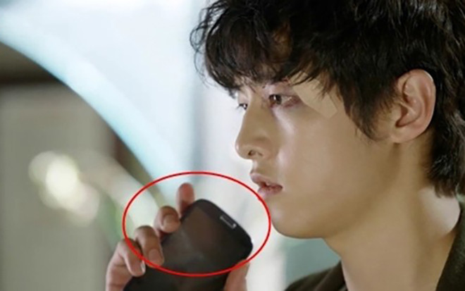 Hất smartphone cực ngầu trong 'Hậu duệ mặt trời' nhưng Song Joong Ki lại từng cầm ngược điện thoại trên phim Ảnh 2