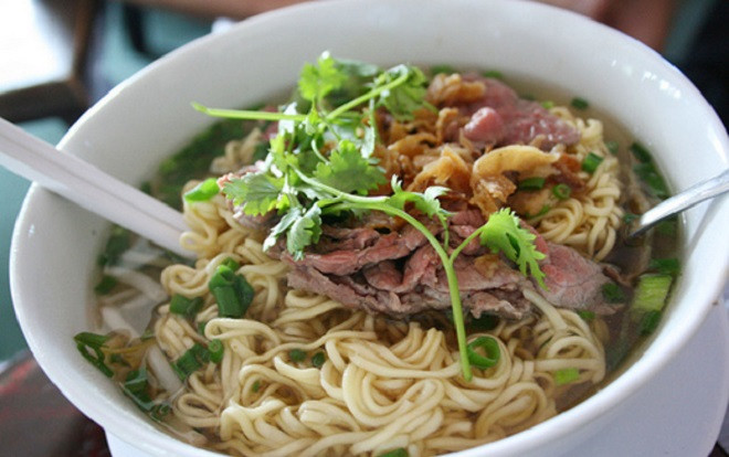 Nấu bát mì thịt bò, nấm và rau đầy đủ cho dì chồng ăn sáng, nàng dâu bị nhà chồng mắng xối xả: 'Ăn thế này thì bổ béo gì' Ảnh 2