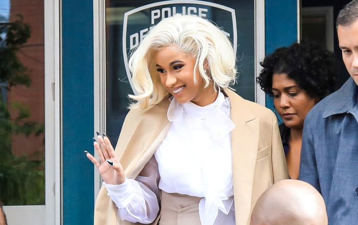Cardi B đã bị bắt tạm giam vì 2 tội danh - sự nghiệp âm nhạc bị ảnh hưởng nghiêm trọng! Ảnh 2