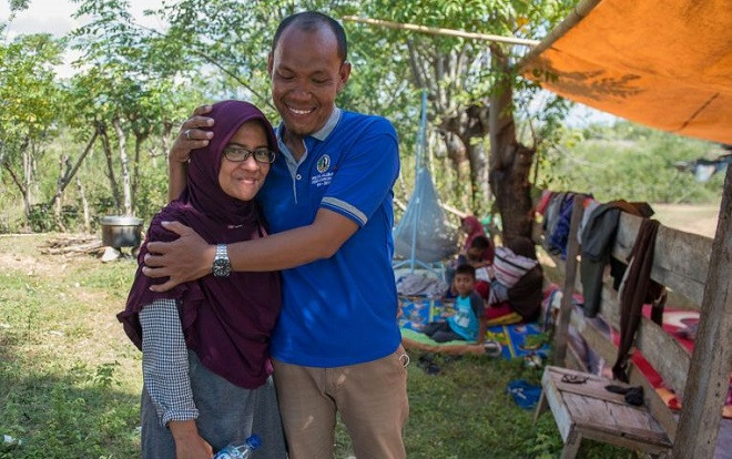 'Lục tung' nhà xác và bệnh viện 2 ngày, người đàn ông mừng rơi nước mắt khi gặp lại vợ sau động đất ở Indonesia Ảnh 2