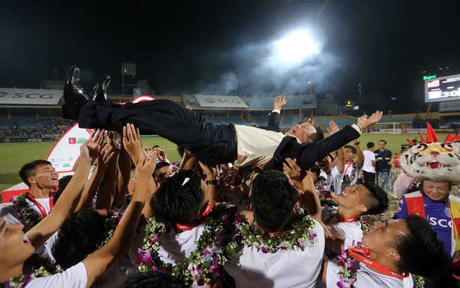 Chỉ có 5 nghìn khán giả đến xem CLB Hà Nội nhận Cúp vô địch Ảnh 2