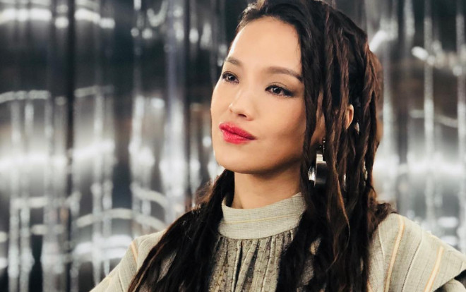 Thư Kỳ 'hack tuổi' với tóc dây thừng Châu Phi tại tuần lễ thời trang Pháp Ảnh 2