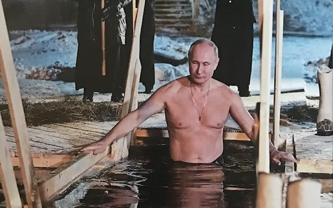 Tổng thống Putin cởi trần ngâm mình dưới nước lạnh, đi câu cá trong bộ lịch năm 2019 Ảnh 2