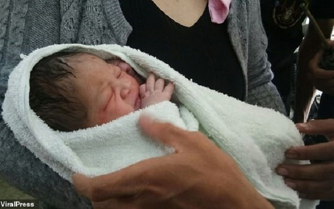 Bé sơ sinh sống sót thần kỳ nhờ những tàu lá chuối sau khi bị mẹ ném từ ban công tầng 5 Ảnh 2