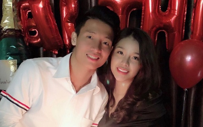 Trung vệ Bùi Tiến Dũng đăng ảnh tình tứ với bạn gái: Người khen có tướng phu thê, người 'triệu hồi' ngay Đình Trọng Ảnh 2